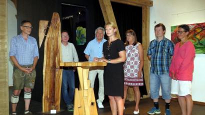 Bild: ubb
Bürgermeister Bernd Sommer, Vorsitzender Wolfgang Horn. Künstler Tom Brankovic, Schulleiterin Karin Gleißner, Lehrerin Brigitta Hösl, Lehrer Achim Neubauer und Silvia Engel (von links) vom Kinderhort erzählten auf der KuWa-Bühne vom Kunstprojekt mit dem Bildungseinrichtungen.