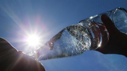 Bild: Karl-Josef Hildenbrand
Nicht vergessen: Bei Hitze muss ausreichend Wasser getrunken werden!