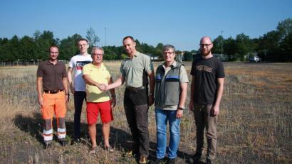 Bild: wro
Sie freuten sich über die schnelle Einigung über die Lagerstätte: (von links) stellvertretender Bauhofleiter Alexander Bäumler, Daniel Völkl von der VG Wiesau, Bürgermeister Toni Dutz, Revierförster Eckhard Deutschländer (Fuchsmühl), Revierförsterin Annette Schödel (Wiesau) und Martin Kraus in seiner Eigenschaft als Borkenkäferfachkraft.