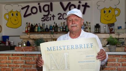 Bild: bey
Stolz präsentiert Josef Voit seinen vierten Meisterbrief für das Metzgerhandwerk.