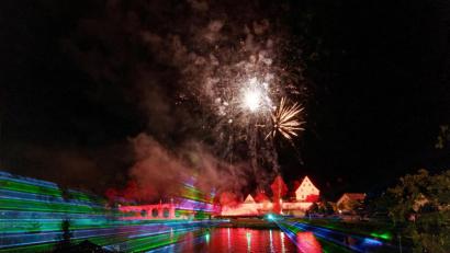 Bild: tr
Der Fischhof-Park ist längst zum Zentrum für Großereignisse in der Kreisstadt geworden. Am Samstagabend waren es über 8000 Menschen, die hier in Sommernacht hineinfeierten.