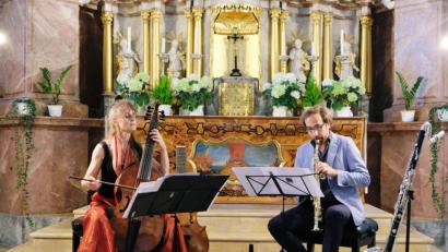 Bild: do
Gut platziert sind Saxophonist und Klarinettist Christian Elin und die Gambistin Friedericke Heumann vor den Stufen zum Hochaltar der barocken Klosterkirche Speinshart. Verwoben mit ihrer eigenen Klangsprache bescheren sie dem Publikum ein "grooviges" Barockerlebnis.