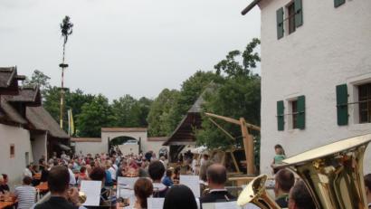 Bild: aub
Mit Blasmusik ging es ins Kirwa-Finale, das nach dem heißen Kirwa-Sonntag bei angenehmen Temperaturen verbracht werden konnte.
