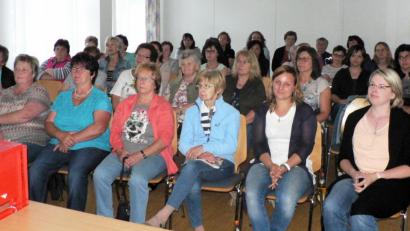 Bild: lep
Der Vortrag „Gräber schön gestalten“ findet großen Anklang. Das Pfarrheim in Neuzirkendorf ist gut gefüllt.