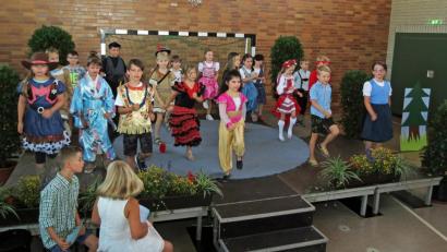 Bild: Dobmeier
Mit einer Modenschau und Tanzvorführungen erfreuen die Kinder der Hans-Sauer-Schule beim Sommerfest zum Thema Heimat.