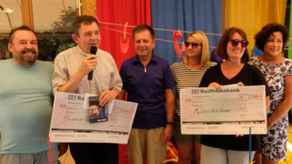 Bild: le
Die Freude bei der Spendenübergabe war übergroß. Von links: Spielleiter Hans (Jumbo) Braun, Pfarrer Max Früchtl, Reinhold Göring, Jessica Przetak, Susanne Gradl-Putke und Anna-Lena Günther.