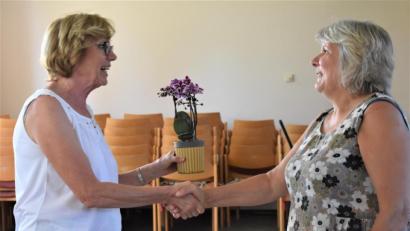Bild: rgr
Frauenbund-Vorsitzende Doris Schreglmann (links) bedankt sich bei Kräuterpädagogin Edeltraud Forster für ihren Vortrag über Wildkräuter.
