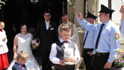 Bild: kro
Bianca und Christoph Rustler mit Stadtpfarrer Thomas Vogl beim Verlassen der Basilika. Die Feuerwehr Querenbach stand Spalier.