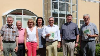 Bild: cs
Dekan Gerhard Schoenauer und Dieter Scholl, Vorstandsvorsitzender des Caritasverbandes Bayreuth, nehmen jeweils 300 Euro aus der Kollekte der ökumenischen Wallfahrt 2018 entgegen. Mit im Bild Dekan Markus Flasinski, Dekanatsratsvorsitzende Sonja Schwemmer, Schriftführerin Regina Schrembs, stellvertretender Dekanatsratsvorsitzender Franz Eller und Helmut Porsch vom Vorbereitungskreis.
