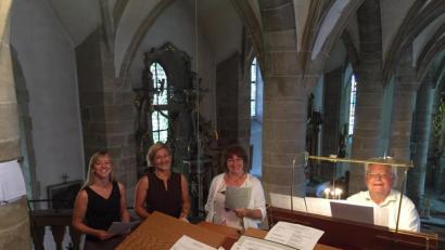 Bild: jzk
Josef Zaglmann begleitet Anna-Maria Beck, Cordula Stiegler und Ursula Dadder (von links) auf der Orgel.