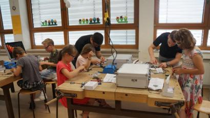Bild: weu
Begeistert bearbeiteten und löteten die Schüler ihre Bausätze unter Mithilfe von zwei Auszubildenden der Firma Irlbacher.