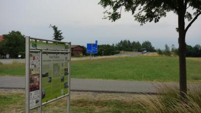 Bild: fjo
Parallel laufen Bocklweg (im Vordergrund) und Autobahn A6 an Waidhaus vorbei. Im Umfeld der Staatsstraße nach Pfrentsch (im Hintergrund) plant die Marktgemeinde einen kombinierten Rad- und Gehweg. An welcher Stelle eine Querung der Autobahn möglich wird, müssen die Planungen zeigen.
