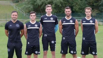 Bild: ref
Trainer Faruk Maloku (links) und die vier neuen Spieler (von links): Patrick Hofmann, Sven Kreiser, Benjamin Epifani und Bastian Freisinger.