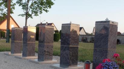 Bild: br
Die zweite Änderung der Bestattungsgebührensatzung bezieht sich ausschließlich auf die Grabgebühren. Neu eingefügt wird, dass für eine Urnenstele (unser Bild zeigt die fünf Urnenstellen auf dem Gottesacker in Kirchenthumbach) mit zwei Urnenkammern eine Gebühr von 100 Euro pro Jahr auf der Grundlage einer Liegefrist von zehn Jahren erhoben wird.