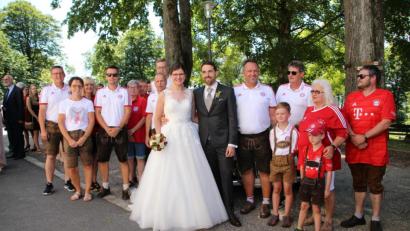 Bild: fvo
Das Hochzeitspaar Ramona und Markus Riedl freut sich über die Glückwünsche der Wildenauer Bayernfans.