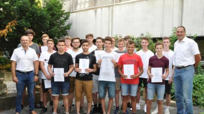 Bild: exb
Die 19 Schüler aus den verschiedenen Wahlpflichtfächern werden bei der „Bestenförderung“ für diese noch freiwillige Abschlussprüfung ausgewählt.