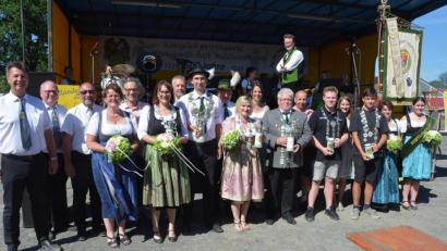 Bild: jr
Die ausgeschiedenen und neuen Gauschützenkönige mit Gratulanten (von links): Gauschützenmeister Manfred Zölch, Stellvertreter Martin Dietz, Gausportleiter Wolfgang Weiß, Bettina Gmeiner, Bürgermeister Bernd Sommer, Natalie Ries (Luftpistole Damen), Bezirksschützenmeister Harald Frischholz, Stefan Ernstberger (Luftgewehr Schützen), Bernhard Friedl, Christina Hößl (Luftgewehr Damen), Nicole Beer, Norbert Dietl (Luftpistole Schützen), Bernhard Weber, Alex Stobitzer (Luftpistole Jugend), Sarah Weiß, Marco Sieder (Luftgewehr Jugend) und die Fahnensektion mit der Gaustandarte.