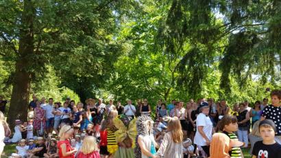 Bild: gi
Die Bären-Gruppe bei der Tierkonferenz auf der Sommerwiese.