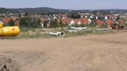 Bild: Hösamer
Im Baugebiet Hirtenleite 3 laufen die Erschließungsmaßnahmen, sie sollen im August abgeschlossen sein. Rund 2,4 Millionen Euro steckt die Stadt in diesem Jahr in das Projekt. Insgesamt kostete das Baugebiet dann knapp 3,4 Millionen.