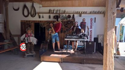 Bild: rpp
Markus Brand und sein Schüler Marcel Benker zeigen ihr Können bei der „Rosi-Polka“.