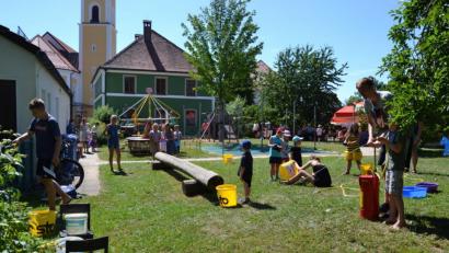 Bild: gi
Gerne wurden die Wasserspiele der Ministranten angenommen.