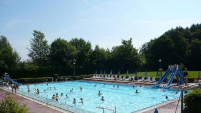Archivbild: Lowak
Zwei Ersthelfer haben am Dienstag im Freibad Windischeschenbach schnell reagiert und ein vierjähriges Kind vor dem Ertrinken gerettet.