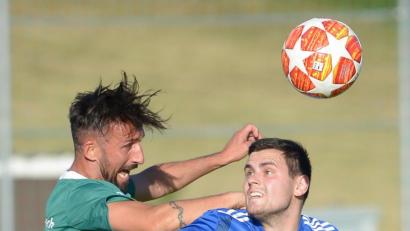 Bild: mre
Kein Geplänkel, sondern gleich in die Vollen: Gebenbachs Oliver Gorgiev (links) und Stefan Graf (rechts) von der SpVgg SV Weiden.