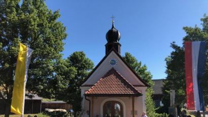 Bild: jzk
Vorsitzender Adolf Legath (am Rednerpult) freut sich, dass trotz der sommerlichen Hitze so viele Gläubige zum Kapellenfest nach Reuth gekommen sind.