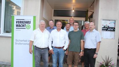 Bild: frd
Der neuen Vorstandschaft für die nächsten drei Jahre gehören (vorne von links) Rudolf Leibl (Vorsitzender), Thomas Dietz (stellvertretender Vorsitzender), Sascha Fuchs (Kassier) sowie (dahinter, von links) Rudolf Herold (Seniorenbeauftragter), Karl-Heinz Senft, Peter Albang und Hans Kiesl (alle Beisitzer) an Der zweite Bürgermeister von Teunz, Robert Hechtl (rechts), dankte der Verkehrswacht namens der Kommune.