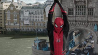 Bild: Sony Pictures Entertainment/dpa
Spider-Man (aktuell verkörpert von Tom Holland) schwingt in "Far from Home" durch die Lüfte.