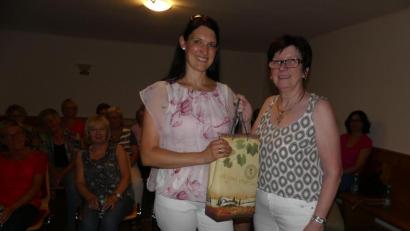 Bild: rn
Monika Stopfer überreicht Tina Hösl als Dankeschön für ihren Vortrag ein Präsent.