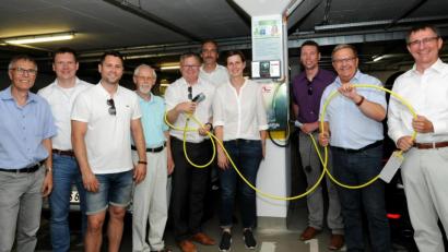 Bild: Stephan Huber
Großer Bahnhof für eine kleine Ladestation in der Tiefgarage am Ziegeltor. Vertreter des Stadtrats, der Stadtwerke und OB Michael Cerny (Mitte mit Ladekabel) und Stadtwerke-Chef Stephan Prechtl (rechts) nehmen die Anlage offiziell in Betrieb.