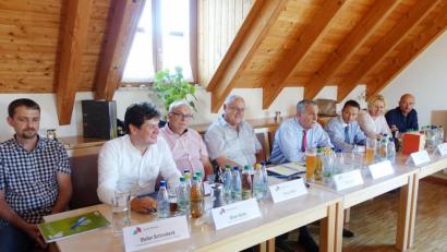 Bild: wd
Die Verwaltungsspritze der Stadt Weiden bei der Bürgerversammlung in Muglhof (von links) Stefan Schinabeck (Leiter Wasserversorg der Stadtwerke), Bau- und Planungsdezernent Oliver Seidel, Rudolf Hölzl (Vizekämmerer der Stadt Weiden und Geschäftsführer der Muglhofer Gruppe), Bürgermeister Lothar Höher, Oberbürgermeister Kurt Seggewiß, Bürgermeister Jens Meyer, Rechtsdezernentin Nicole Hammerl sowie Oliver Bodensteiner (Vorzimmer OB).