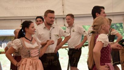 Bild: bö
Das Kirwabaumaustanzen in Ransbach war eine heiße Sache. Dazu gab es reichlich Schnoderhüpfln und das alles bei 39 Grad im Kirwabaumschatten. Links das neue Oberkirwapaar Susanna Leng aus Oberwiesenacker und Florian Gradl aus Kastl.