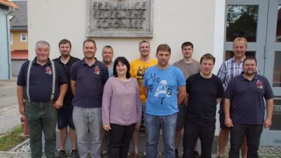 Bild: mmj
Kreisjugendwart Christoph Spörl (Dritter von links) besprach mit seinem Organisatorenteam, Bürgermeisterin Birgit Höcherl, Kreisbrandmeister Christian Weinfurtner (Mitte), der Schönseer Feuerwehrführung mit Kommandant Hubert Flöttl (Fünfter von rechts), dessen Stellvertreter Bernhard Wild (Zweiter von rechts), Jugendwart Josef Haberl (Vierter von rechts) und Stadlerns Kommandant Peter Reier (rechts) das Programm für diese Freizeittage.