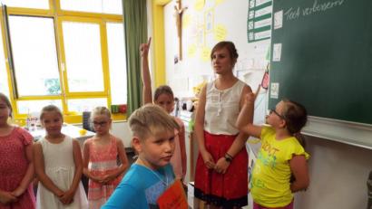 Bild: e
Schüler und Schulsozialpädagogin Susanna Metz zeigen, wie Mobbing im Präventions-Projekt thematisiert wird. Der Bub mit dem roten Schild spielt hier den Außenseiter. Durch Stärkung der Sozialkompetenz soll (Cyber-) Mobbing verhindert werden.