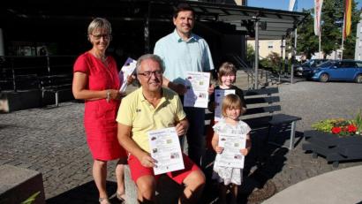 Bild: wro
Das Ferienprogramm vorgestellt haben (von links) Anita Weber-Tretter, Bürgermeister Toni Dutz und Jugendbeauftragter Oliver Sturm. Letzterer hatte auch seine beiden Töchter Sophie und Franziska dabei.