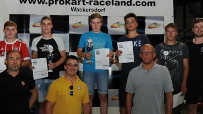 Bild: gf
Die Sieger (hinten, von links): Marco Schmid, Sven Heinl, Simon Baier, Doniko Lleshi, Tobias Ameldung und Felix Paa. Vorne (vorn, von links) Lehrlingswart Martin Tschirner, Christoph Steinbacher sowie Stefan Bieda.