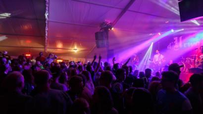 Bild: exb
Gute Stimmung bei der Party nach dem Sport. So sind es die Gäste des Handballfestes gewohnt.