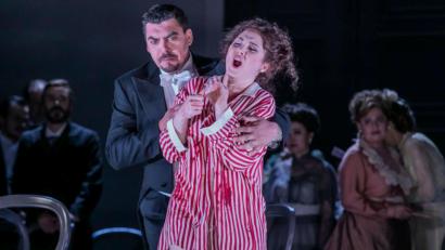 Bild: Jochen Quast
In der „Wahnsinns-Arie“ fesselt die Sopranistin Diana Tugui in der Titelrolle der Lucia di Lammermoor durch ihr gesangliches und schauspielerisches Können.