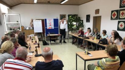 Bild: njn
Der Rettungsdienstleiter des Kreisverbandes Tirschenreuth, Klaus Dvorak, gab Tipps und Informationen zum Thema "Patientenübergabe".