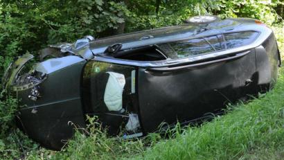 Bild: gf
Bei Paulsdorf ist am Mittwoch ein Autofahrer von der Straße abgekommen und gegen einen Baum geprallt.