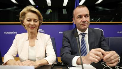 Bild:  Jean-Francois Badias/dpa
Ursula von der Leyen und Manfred Weber nehmen an einer gemeinsamen Pressekonferenz im Europäischen Parlament teil.