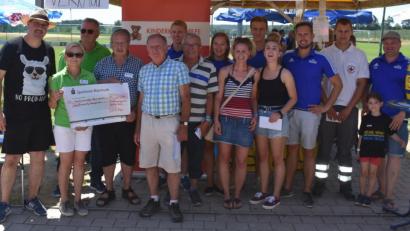 Bild: br
Freudige Gesichter gab es zum Abschluss des zweiten SSV-Charity-Laufes bei der Übergabe des Spendenschecks: (von links) Vorsitzender Holger Sailer, Waltraud Wagner, Hartmut Ordnung und Andreas Steinl von der Kinderkrebshilfe Oberpfalz-Nord, die beiden ältesten Teilnehmer, Hans Bayerl und Andreas Müller (vorne, Fünfter und Sechster von links), die Vertreter der stärksten Gruppe sowie Cheforganisator Johannes Pscherer (Dritter von rechts).