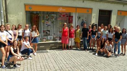 Bild: Dobmeier
Die Schülerinnen der 9. Klasse der Sophie-Scholl-Realschule eröffnen ihr gestaltetes Schaufenster "Gegen Kinderarbeit".