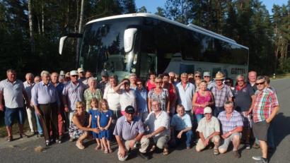 Bild: gpa
Der Waldwipfelweg in St. Engelmar im Bayerischen Wald und die „Bärwurzerei“ in Bad Kötzing sind Stationen des Jahresausflugs des Rentner- und Pensionistenvereins. Die Reiseleitung übernimmt Vorsitzender Hans Joachim Heinzel (vorne, Fünfter von rechts).