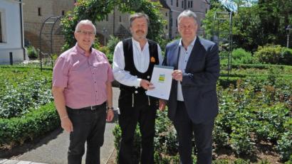 Bild: Hollederer, Christine
Neukirchens Bürgermeister Winfried Franz (links) und Landrat Richard Reisinger (rechts) gratulieren Georg Strobel zur Auszeichnung seines Betriebes.