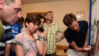 Bild: bey
Jens Gerhardt, ums-Stadtstrategien, erläutert den Besucher der ISEK-Abschlussveranstaltung gewonnene Erkenntnisse und daraus zu ziehende Folgerungen für "Pleystein 2030".