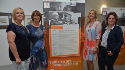 Bild: dob
Martha Bauer, Margit Kirzinger, Andrea Lang und Erika Sauer (von links nach rechts) setzten sich mit den Müttern des Grundgesetzes auseinander und stellten jeweils Elisabeth Selbert, Frieda Nadig, Helene Weber und Helene Wessel vor.