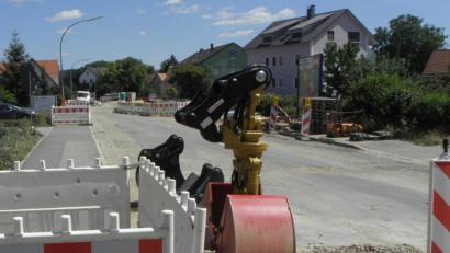 Bild: Hösamer
In der Oberviechtacher Straße läuft seit mehreren Wochen die Sanierung von Wasser- und Kanalleitungen. Am Ende wird dann die Staatsstraße auf Kosten des Freistaates Bayern erneuert.